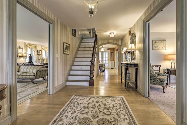 House (5 Bedrooms) | Interior