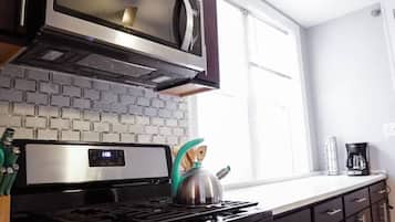 Jääkaappi, mikroaaltouuni, uuni, liesi