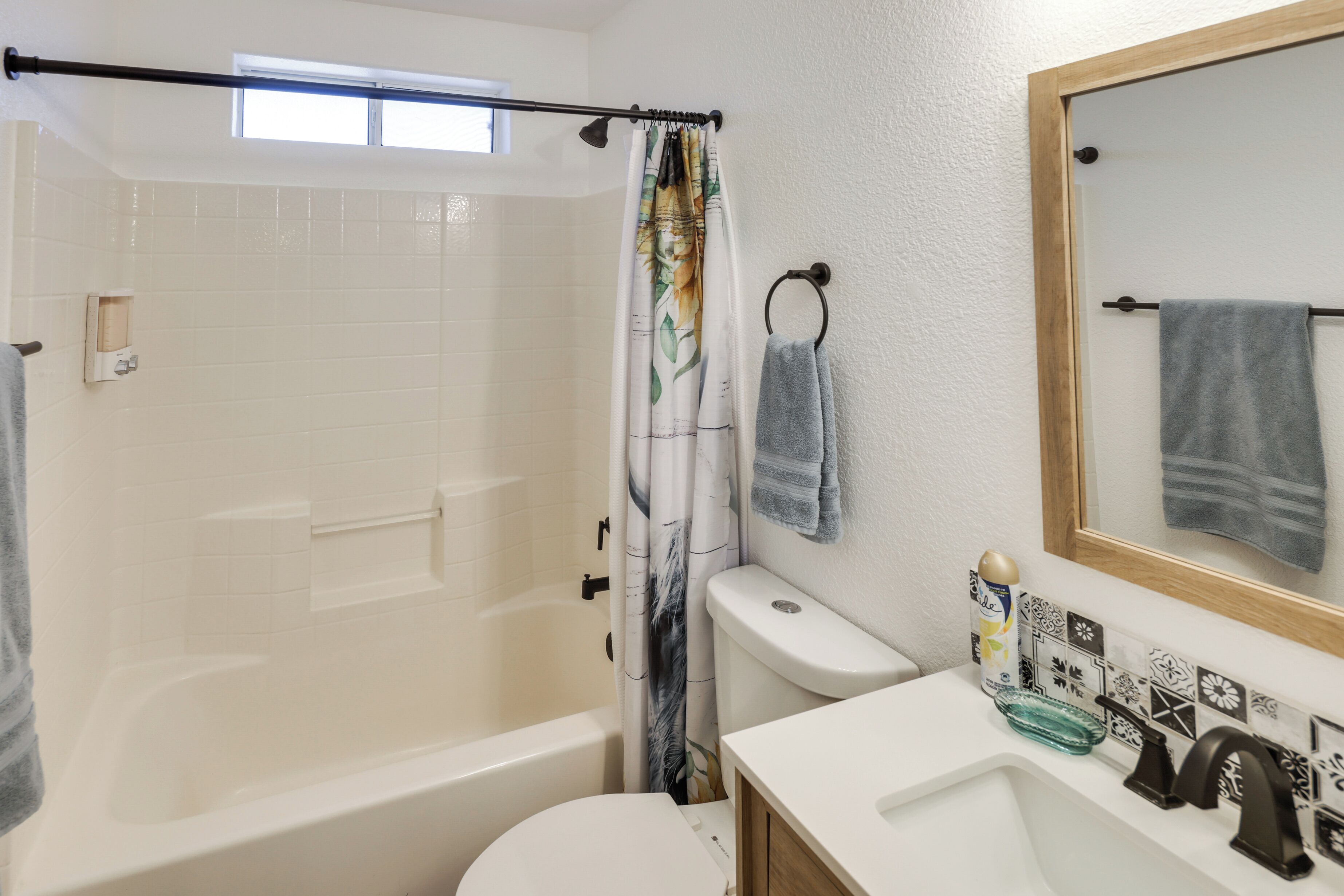 Ein Badezimmer mit Badewanne, Toilette, Waschbecken und Duschvorhang.