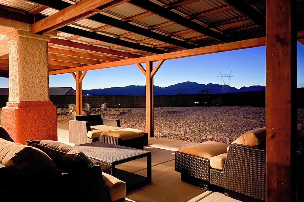 Bullhead City Oasis w/ Fire Pit + Mtn View! - Katherine, AZ