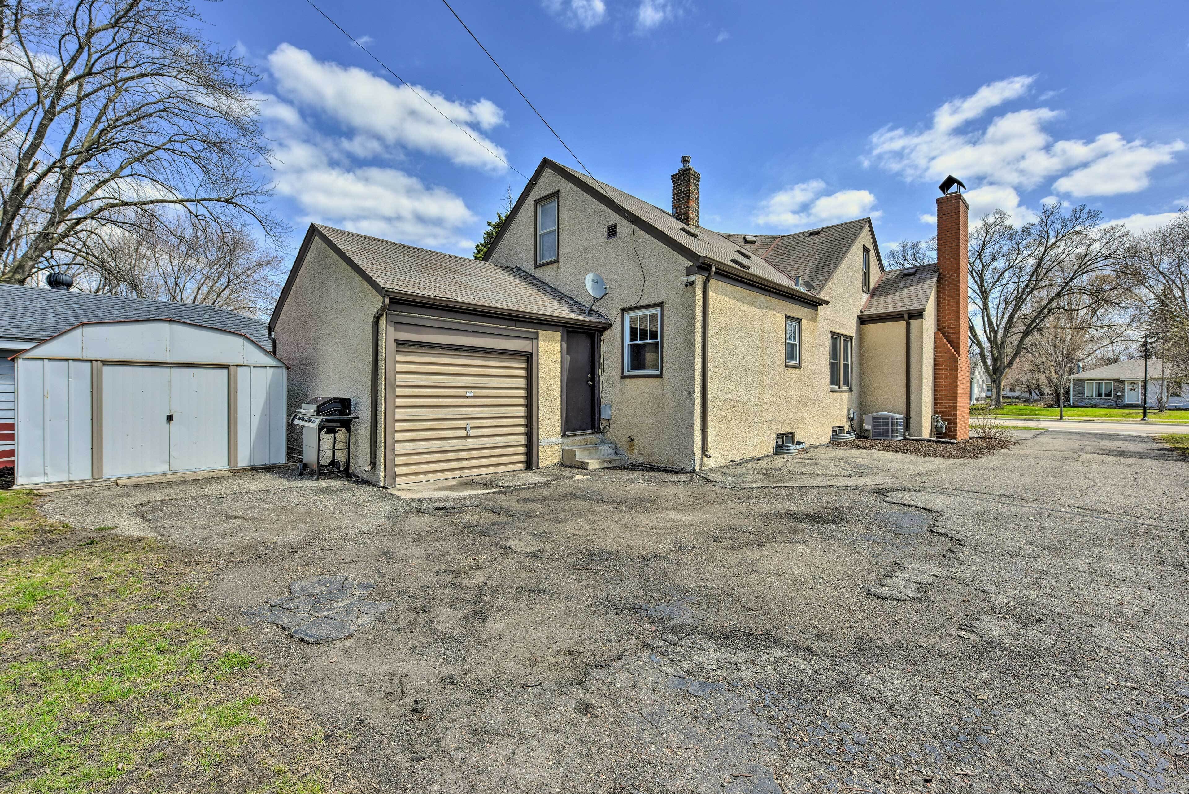 Ein zweistöckiges Haus mit Garage, Schornstein und Satellitenschüssel.