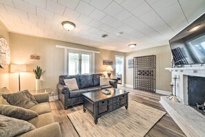 Una televisión, una chimenea, libros