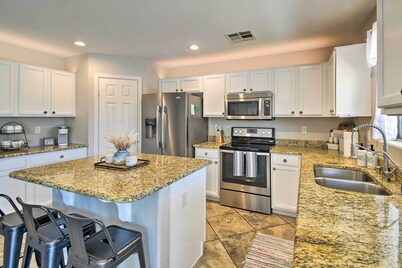Avondale Oasis w/ Pool: 5 Mi to State Farm Stadium