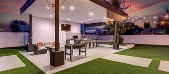 Putting Green & Gazebo: Upscale Peoria Home