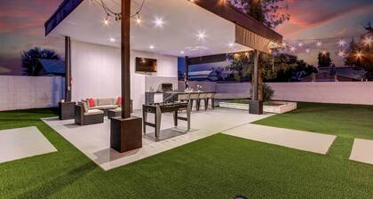 Putting Green & Gazebo: Upscale Peoria Home