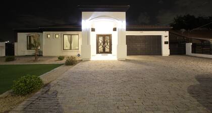 Putting Green & Gazebo: Upscale Peoria Home