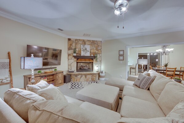 テレビ、暖炉、書庫