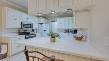 House (3 Bedrooms) | Private kitchen | Microwave, oven, stovetop, dishwasher