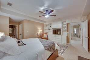 ハウス (3 Bedrooms) | 3 室のベッドルーム、デスク、ノートパソコン用作業スペース、アイロン / アイロン台