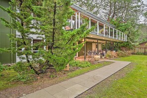 A modern house with a covered porch, a visible deck, and a well-maintained garden. - Edmonds Apartment With Private Wine Cellar! (Edmonds)