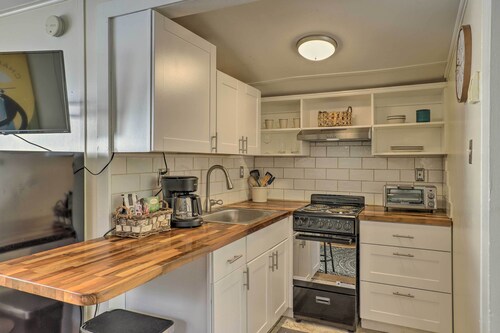 Guest Cottage on 1 Acre: 20 Mins to Asheville!