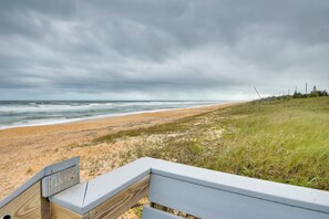 A beach with a wooden fence and a grassy area. - Bright Ormond Beach Home ~ 14 Mi to Daytona! (Ormond Beach)