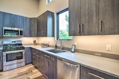 Sleek & Modern Townhome, 3 Blocks to Main St!