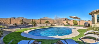 Pool, Fire Pit & Putting Green: Goodyear Retreat!
