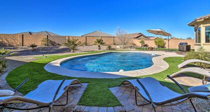 Pool, Fire Pit & Putting Green: Goodyear Retreat!