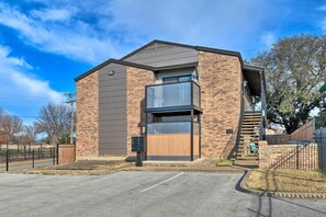 Interior - Fort Worth Apt < 5 Mi to Downtown! (Fort Worth)