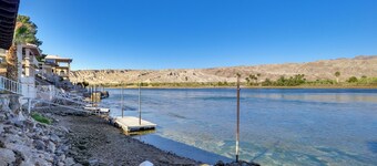 河畔牛頭城房屋，附陽台