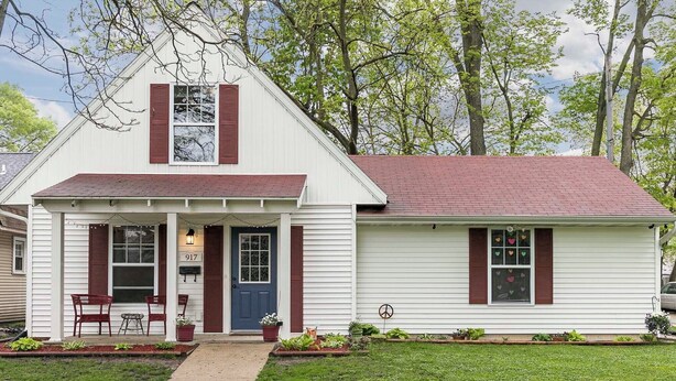 A single-story house with a front porch, a mailbox, and a door number 917. - Cozy Cedar Rapids Pad - 2 Blocks to Mercy Care! (Cedar Rapids)