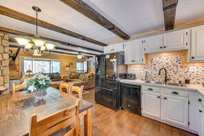 Interior - Coconino Cabin w/ Kayaks ~ 13 Mi to Reservoir (Happy Jack)