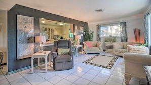 Unclassified image, 4 of 29, button - Vibrant St. Petersburg Home w/ Private Yard! (Seminole)