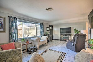 TV, books - Vibrant St. Petersburg Home w/ Private Yard! (Seminole)