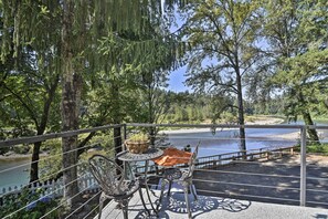 Interior - Waterfront Troutdale Hideaway: Sandy River Fishing (Troutdale)