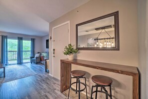 Interior - Modern Condo w/ Deck ~ 7 Mi To Branson Landing! (Branson)