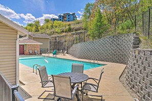 Interior - Modern Condo w/ Deck ~ 7 Mi To Branson Landing! (Branson)