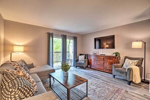 Interior - Modern Condo w/ Deck ~ 7 Mi To Branson Landing! (Branson)