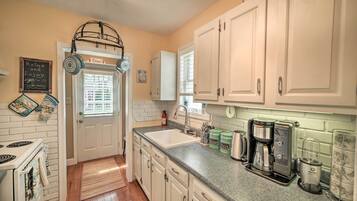 Mikrowelle, Ofen, Herdplatte, Kochgeschirr/Geschirr/Besteck