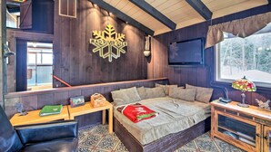 TV, lò sưởi, sách 