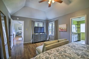 3 bedrooms, iron/ironing board, bed sheets - Downtown Boerne Home on Cibolo Creek w/ Fire Pit (Boerne)