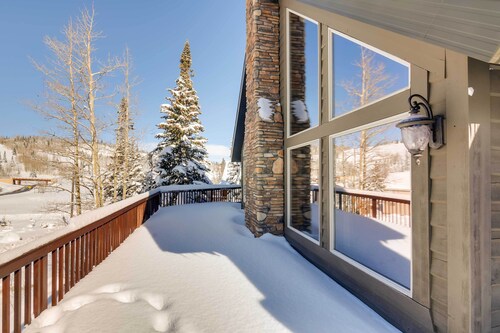 Group Ski Getaway Near the Base of Chairlift 8!