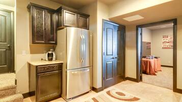 House (5 Bedrooms) | Interior