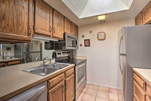 Apartment (1 Bedroom) | Interior - Sun-soaked AZ Townhome w/ Private Patio & Mtn View (Green Valley)