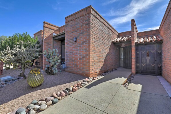 Interior - Sun-soaked AZ Townhome w/ Private Patio & Mtn View (Green Valley)