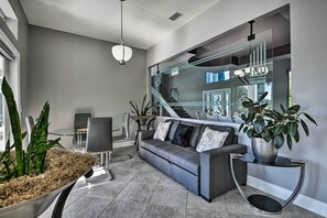 Télévision, cheminée, livres