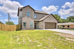Interior - Welcoming Texas City Home ~ 6 Mi to Beach! (Texas City)