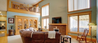 Spacious Mcarthur Home: Private Hot Tub + Pond!