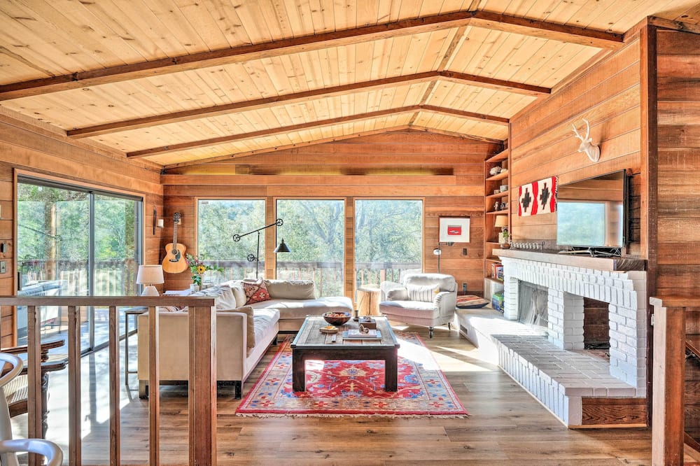 Groveland Cabin w/ Outdoor Perks & Game Room - Jamestown, CA
