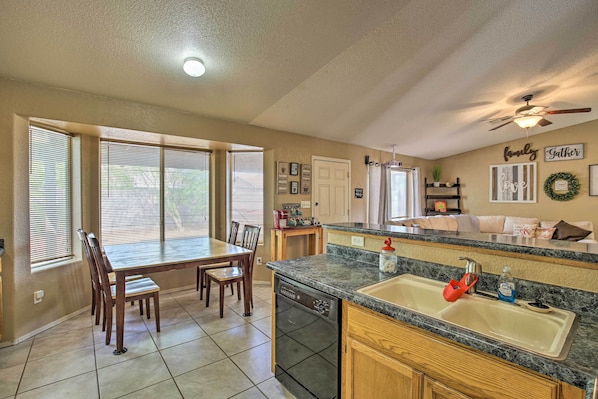 Huis (3 Bedrooms) | Privékeuken | Een microgolfoven, een oven, een kookplaat, een vaatwasser