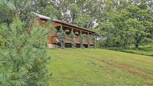 A wooden cabin with a porch, surrounded by trees and grass. - Beautiful Makanda Cabin in Shawnee National Forest (Makanda)