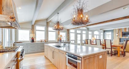 Vail Mountain Retreat w/ Hot Tub & Deck!