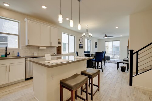 1 Mi to Intel Campus! Chandler Townhome w/ Pools