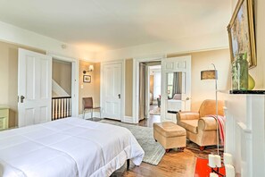 1 bedroom, iron/ironing board, bed sheets - Historic Poughkeepsie Apt - Walkable Location (Poughkeepsie)