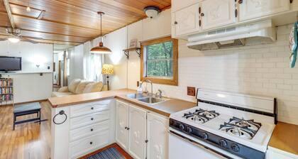Edgemont Home w/ Deck ~ 9 Mi to Greers Ferry Lake!
