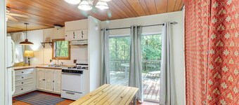 Edgemont Home w/ Deck ~ 9 Mi to Greers Ferry Lake!