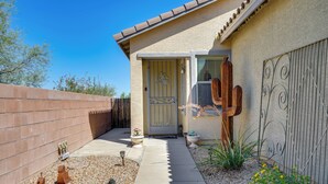 A house with a small front yard, a wooden fence, and a metal gate. - Step-free Sahuarita Retreat! Patio + Pool Access (Sahuarita)