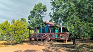 A cabin with a wooden deck, surrounded by trees. - Near Hiking: Modern Heber-overgaard Cabin w/ Deck (Overgaard)
