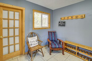 Interior - Powell Lake 'UP Badger Lodge Bnb' w/ Shared Dock (Wetmore)
